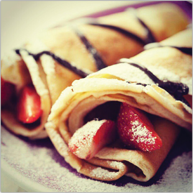 Eumel19 Panqueques con chocolate y frutillas