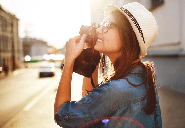 Sensacionales Consejos para Ganar un Concurso de Fotografía Muchacha con una cámara fotográfica